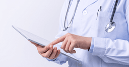 Médica analisando prontuário digital